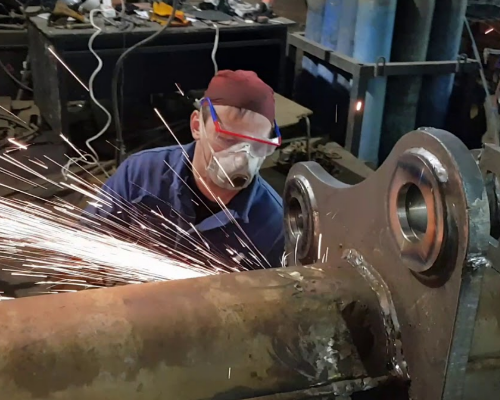 Восстановление отверстий: наплавка и расточка.